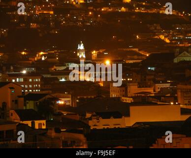 Les coteaux à forte densité de population dans la région de Quito, Équateur, la nuit. Banque D'Images