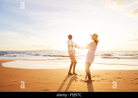 Happy Romantic Couple Enjoying magnifique coucher de soleil sur la plage. Voyage Vacances Retraite de concept. Banque D'Images