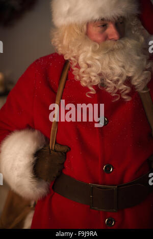 Le Père Noël à la maison avec son sac Banque D'Images