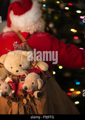 Le Père Noël à la maison avec son sac. Photo de derrière Banque D'Images