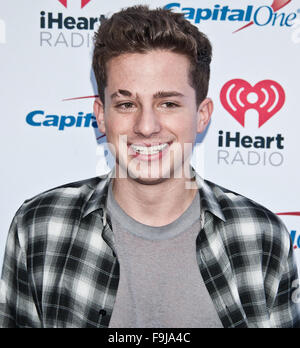 Charlie le Puth pose à Q102's Jingle Ball 2015 à la Wells Fargo Center sur Décembre 09, 2015 à Philadelphie, PA, USA Banque D'Images