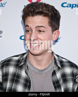 Charlie le Puth pose à Q102's Jingle Ball 2015 à la Wells Fargo Center sur Décembre 09, 2015 à Philadelphie, PA, USA Banque D'Images