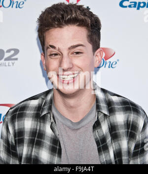 Charlie le Puth pose à Q102's Jingle Ball 2015 à la Wells Fargo Center sur Décembre 09, 2015 à Philadelphie, PA, USA Banque D'Images