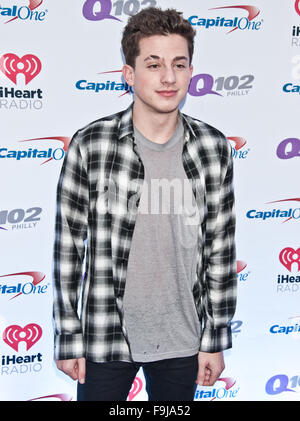 Charlie le Puth pose à Q102's Jingle Ball 2015 à la Wells Fargo Center sur Décembre 09, 2015 à Philadelphie, PA, USA Banque D'Images