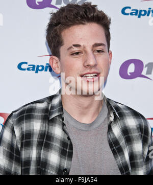 Charlie le Puth pose à Q102's Jingle Ball 2015 à la Wells Fargo Center sur Décembre 09, 2015 à Philadelphie, PA, USA Banque D'Images