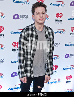 Charlie le Puth pose à Q102's Jingle Ball 2015 à la Wells Fargo Center sur Décembre 09, 2015 à Philadelphie, PA, USA Banque D'Images