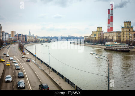 Vue de la rivière de Moscou à partir d'une passerelle pour piétons à proximité de la gare de Kiev, dans le centre-ville de Moscou, Russie Banque D'Images