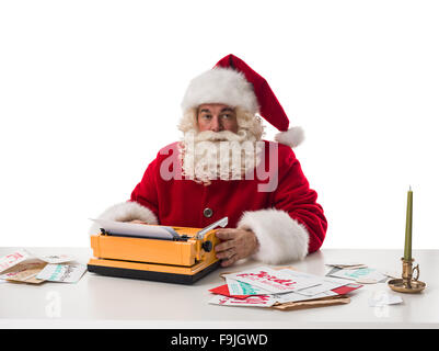 Père Noël en travaillant avec des lettres d'enfants Closeup Portrait isolé sur fond blanc Banque D'Images