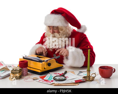 Père Noël en travaillant avec des lettres d'enfants Closeup Portrait isolé sur fond blanc Banque D'Images