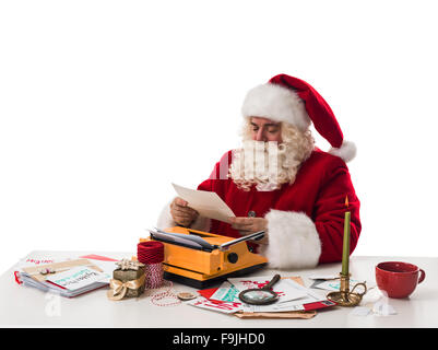 Père Noël en travaillant avec des lettres d'enfants Closeup Portrait isolé sur fond blanc Banque D'Images