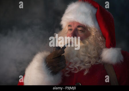 Le Tabagisme du père Noël Closeup Portrait Banque D'Images