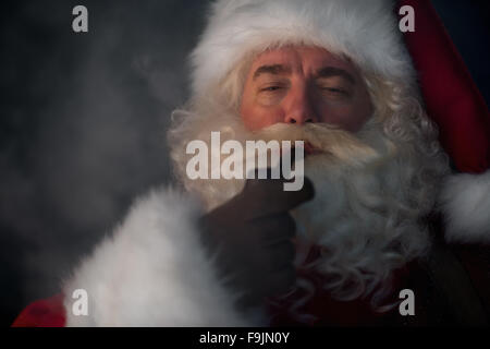 Le Tabagisme du père Noël Closeup Portrait Banque D'Images