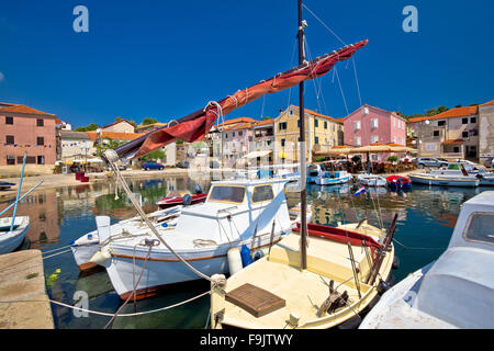 Ville de Malinska sur l'île de Dugi otok, Dalmatie, Croatie Banque D'Images