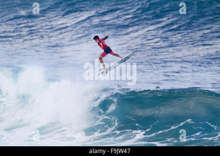 Haleiwa, Hawaii, USA. 16 Décembre, 2015. Gabriel Medina obtient un peu d'air au cours de l'action au Billabong Pipe Masters 2015 en mémoire d'Andy Irons à Ehukai Beach Park à Haleiwa, HI Crédit : Cal Sport Media/Alamy Live News Banque D'Images