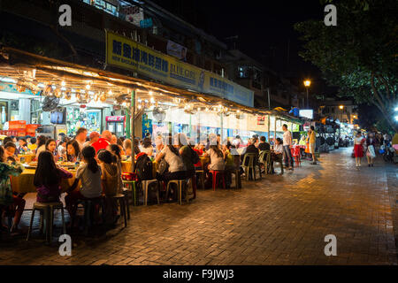 Restaurant bondé à l'île de Cheung Chau à Hong Kong, Chine, la nuit. Banque D'Images