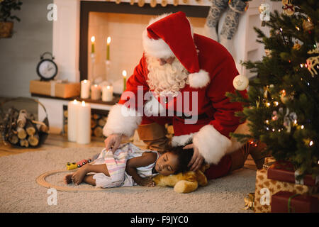 Le père Noël s'cute african american enfant à la maison Banque D'Images