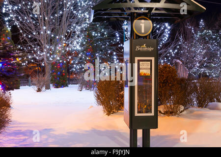 Un signal d'information au centre-ville de Bracebridge de neige fraîche et des lumières de Noël. Bracebridge, Muskoka, Ontario, Canada. Banque D'Images