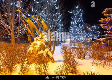 Une sculpture artistique au centre-ville de Bracebridge de neige fraîche et des lumières de Noël. Bracebridge, Muskoka, Ontario, Canada. Banque D'Images