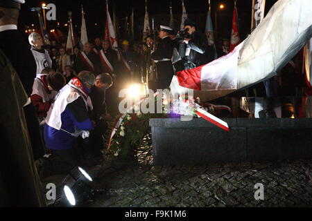 Gdynia, Pologne 17th, 2015 Décembre Président pof Pologne Andrzej Duda prend part à la 45e anniversaire de Polish 1970 Manifestations. Duda rend honneur aux ouvriers de chantier naval tombés sous le monument aux victimes de décembre 1970 à Gdynia. Credit : Michal Fludra/Alamy Live News Banque D'Images