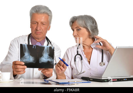 Doctors with stethoscopes looking at x-ray Banque D'Images