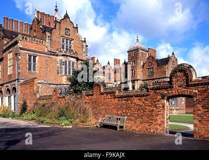 Vue d'Aston hall et l'entrée du jardin, Aston, Birmingham, West Midlands, England, UK, Europe de l'Ouest. Banque D'Images