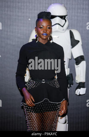 Londres, Royaume-Uni. 16 Décembre, 2015. Lupita Nyong'o actrice Star Wars ; La Force s'éveille, première Européenne à Londres, Angleterre 16 Décembre 2015 Diu83967 Allstar Crédit : photo library/Alamy Live News Banque D'Images