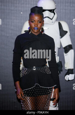 Londres, Royaume-Uni. 16 Décembre, 2015. Lupita Nyong'o actrice Star Wars ; La Force s'éveille, première Européenne à Londres, Angleterre 16 Décembre 2015 Diu83969 Allstar Crédit : photo library/Alamy Live News Banque D'Images