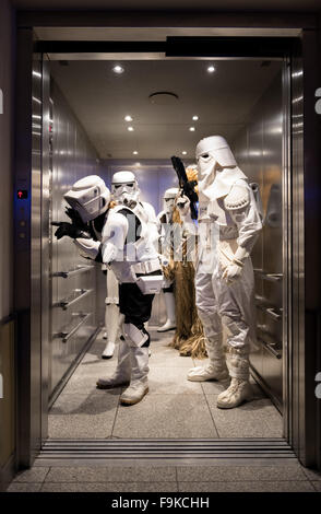 Nuremberg, Allemagne. Dec 16, 2015. Les membres du 'Star Wars Fans Nuremberg e.V.' sont déguisés en Stormtroopers et Chewbacca dans un cinéma à Nuremberg, Allemagne, 16 décembre 2015. À partir de la nuit du 16 décembre au 17 décembre 2015, Star Wars fans célèbrent l'ouverture du nouveau film Star Wars : 'La Force s'éveille". Photo : Nicolas ARMER/dpa/Alamy Live News Banque D'Images