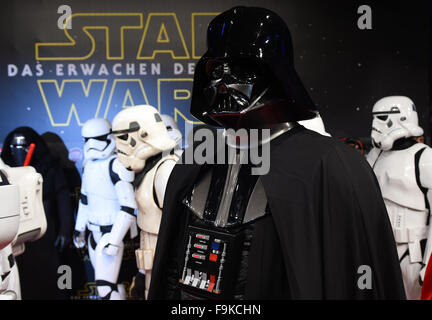 Le caractère 'Darth Vader' arrive pour la première allemande du nouveau film 'Star Wars : The Force éveille' dans le Zoo Palast cinema à Berlin, Allemagne, 16 décembre 2015. Photo : JENS KALAENE/dpa Banque D'Images