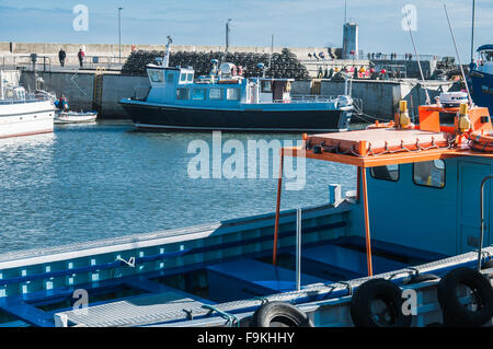 Les bateaux de pêche amarrés dans le port de Seahouses Northumberland Banque D'Images