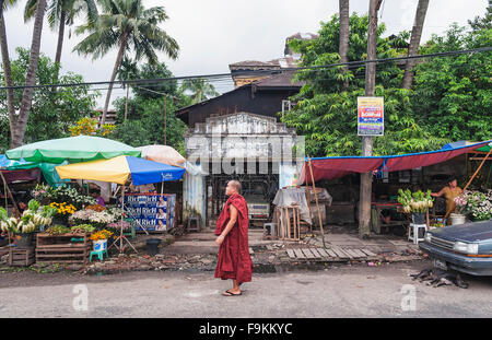 Le moine bouddhiste à la rue du marché à Yangon myanmar Banque D'Images