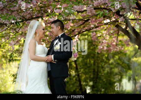 Happy couples nuptiales sur Faire place au jour du mariage dans la nature Banque D'Images