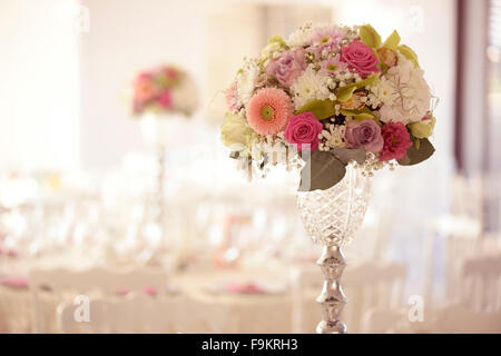 Belle fleur décoration sur table de mariage Banque D'Images