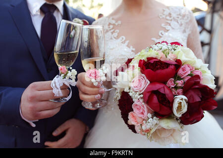 Bridal couple toasting with champagne glasses Banque D'Images