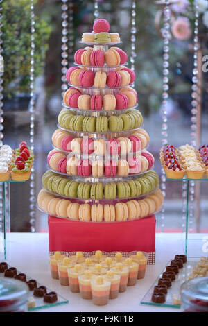 Macaron chocolat délicieux sur socle Banque D'Images