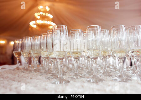 Beaucoup de verres de champagne at wedding reception Banque D'Images