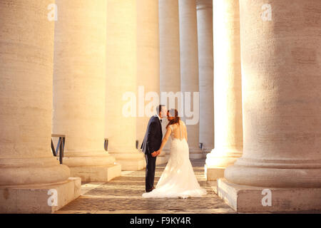 Belle suite nuptiale couple près de colonnes Banque D'Images