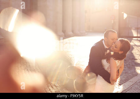 Belle suite nuptiale et couple kissing près de colonnes Banque D'Images