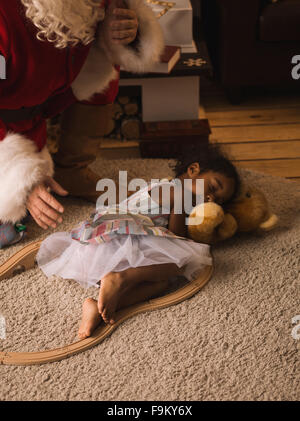 Le père Noël s'cute african american enfant à la maison Banque D'Images