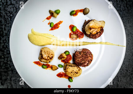 Terrine de queue de boeuf braisée et pétoncles Banque D'Images