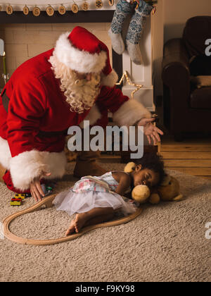 Le père Noël s'cute african american enfant à la maison Banque D'Images