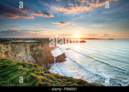 De superbes falaises de coucher de soleil spectaculaire sur la plage de Porth à Whipsiderry à Newquay, Cornwall Banque D'Images