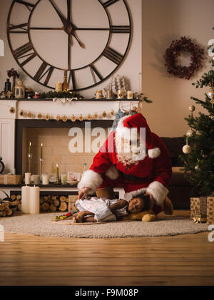 Le père Noël s'cute african american enfant à la maison Banque D'Images