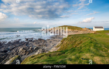 Donnant sur la jolie plage de Towan Nun's Cove à Newquay sur la côte de Cornwall Banque D'Images