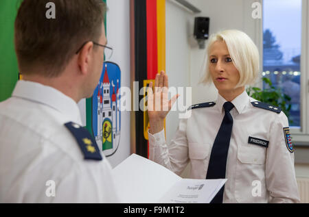 Meiningen, Allemagne. 25Th Dec 2015. Top athlète Ariane Friedrich est assermenté par Andreas Roehner, le directeur de la Police de Thuringe, centre de formation à Meiningen, Allemagne, 17 décembre 2015. Le sauteur en hauteur voulait être transféré de la police de l'état de Hesse à la section pour la promotion des sports de la Police de Thuringe. Photo : Michael Reichel/ZB/dpa/Alamy Live News Banque D'Images