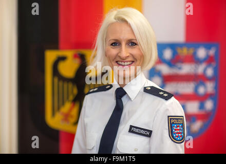 Meiningen, Allemagne. 25Th Dec 2015. Ariane Friedrich est athlète de haut niveau dans son uniforme dans le centre de formation de la police en Thuringe, Allemagne, 17 décembre 2015. Le sauteur en hauteur voulait être transféré de la police de l'état de Hesse à la section pour la promotion des sports de la Police de Thuringe. Elle est été assermenté aujourd'hui. Photo : Michael Reichel/ZB/dpa/Alamy Live News Banque D'Images