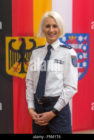 Meiningen, Allemagne. 25Th Dec 2015. Ariane Friedrich est athlète de haut niveau dans son uniforme dans le centre de formation de la police en Thuringe, Allemagne, 17 décembre 2015. Le sauteur en hauteur voulait être transféré de la police de l'état de Hesse à la section pour la promotion des sports de la Police de Thuringe. Photo : Michael Reichel/ZB/dpa/Alamy Live News Banque D'Images