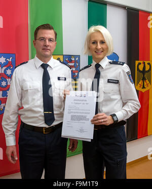 Meiningen, Allemagne. 25Th Dec 2015. Top athlète Ariane Friedrich est assermenté par Andreas Roehner, le directeur de la Police de Thuringe, centre de formation à Meiningen, Allemagne, 17 décembre 2015. Le sauteur en hauteur voulait être transféré de la police de l'état de Hesse à la section pour la promotion des sports de la Police de Thuringe. Photo : Michael Reichel/ZB/dpa/Alamy Live News Banque D'Images