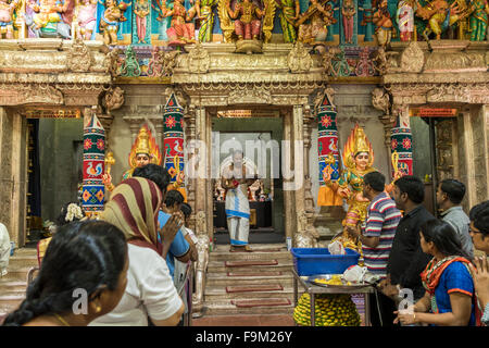 Cérémonie et fidèles, Sri Veeramakaliamman temple hindou, à Singapour, en Asie Banque D'Images