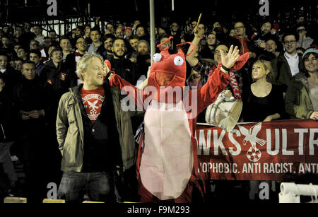 Brighton UK 16 décembre 2015 - La Whitehawk Ultras fans au 2ème tour de la FA Cup match replay entre Whitehawk et Dagenham et Redbridge au terrain clos à Brighton photographie prise par Simon Dack Banque D'Images